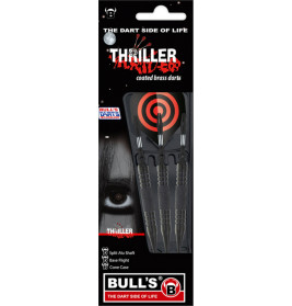 Drei Messing-Darts mit rot-schwarzen Flights in Thriller-Verpackung mit einem teilweise sichtbaren Gesicht.