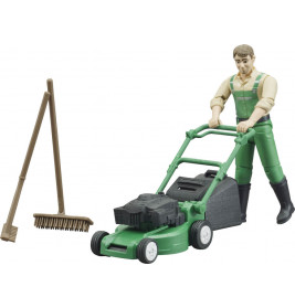 Spielfigur in grüner Latzhose schiebt einen grünen Rasenmäher, daneben stehen Besen und Rechen.