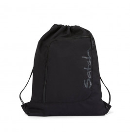 Schwarzer Turnbeutel mit Reißverschlusstasche und vertikalem Satch-Schriftzug auf der Vorderseite.