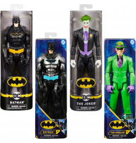 Vier DC-Actionfiguren in Boxen: zweimal Batman, einmal Joker und einmal Riddler nebeneinander.