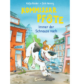 Ein fröhlicher Hund mit Polizei-Halsband läuft durch eine Stadtstraße, im Hintergrund Gebäude und ein Polizeiauto.
