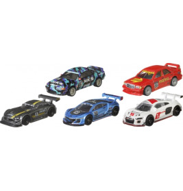 Fünf Spielzeug-Rennautos in unterschiedlichen Farben und Designs liegen auf weißem Hintergrund.