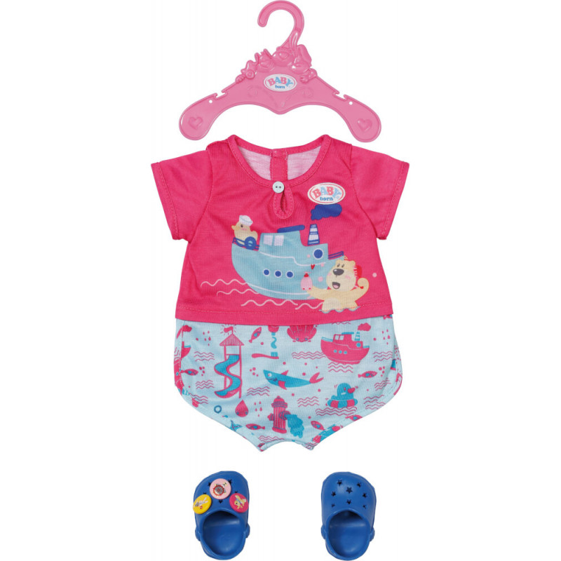 Puppenoutfit in Pink und Blau mit maritimem Design, Plastikbügel und blauen Schuhen mit Stickern.