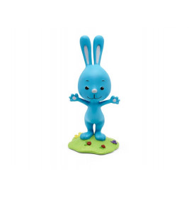 Eine blaue Cartoon-Hasenfigur steht mit offenen Armen und Lächeln auf grünem Gras mit Blumen.