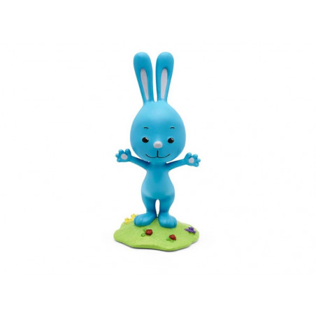 Eine blaue Cartoon-Hasenfigur steht mit offenen Armen und Lächeln auf grünem Gras mit Blumen.