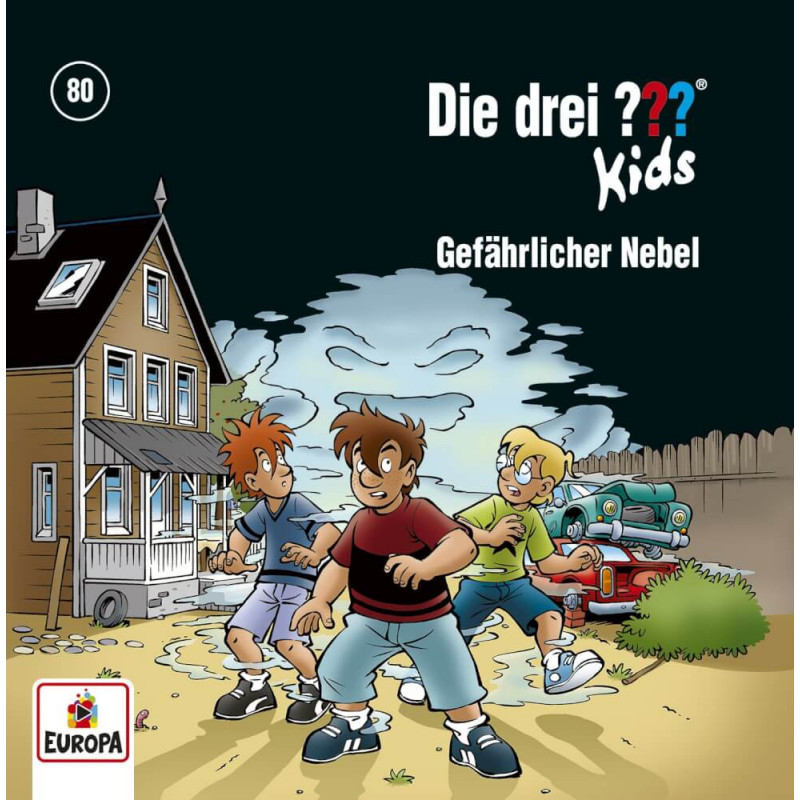Drei Kinder stehen erschrocken vor einem Haus im aufziehenden Nebel, hinten ein altes Auto und ein Baum.
