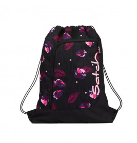 Schwarzer Turnbeutel mit pink-lila Blumenmuster und dem Schriftzug "Satch" an der Seite.