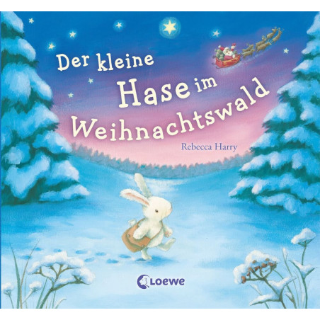 Ein weißes Kaninchen läuft bei Dämmerung durch den verschneiten Wald, Santa fliegt darüber. Deutscher Text am Himmel.