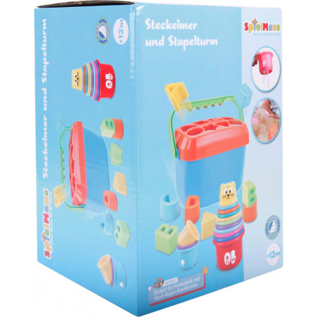 Blaue Box mit Stapelspielzeug, Formensteckspiel, bunten Bausteinen und Bärenmotiv für Kinder ab 12 Monaten.
