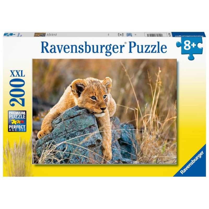 Ravensburger Puzzlebox mit Foto eines Löwenjungen auf Felsen im Gras, 200 Teile, ab 8 Jahren.