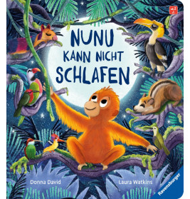 Ein orangener Affe sitzt nachts mit Tieren auf einem Ast, der Vollmond leuchtet, oben steht deutscher Text.