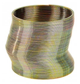 Ein metallisches Slinky-Spielzeug mit gewellter Form vor weißem Hintergrund.