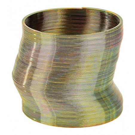 Ein metallisches Slinky-Spielzeug mit gewellter Form vor weißem Hintergrund.