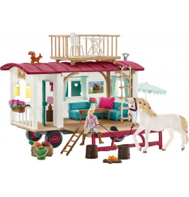 Spielset mit Pferdeanhänger, Mädchenpuppe, weißem Pferd, Lagerfeuer und Gartenmöbel-Zubehör.