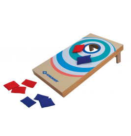 Ein Cornhole-Brett mit roten und blauen Säckchen, teils auf dem Brett, teils am Boden.