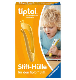 Ein Kind nutzt einen gelben Tiptoi-Stift mit Giraffenhülle die Tiptoi Stift-Hülle-Verpackung ist sichtbar.