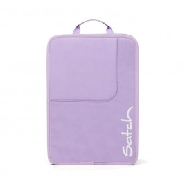 Rechteckiges, helllila Etui mit Henkel oben und weißem Satch-Schriftzug auf der Vorderseite.