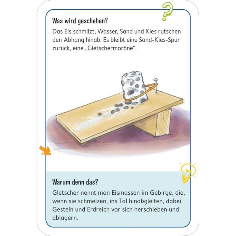Ein würfelförmiger Eisblock schmilzt auf einer Schräge und hinterlässt eine Spur aus Sand, Kies und Wasser.