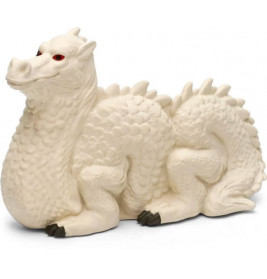 Weiße Drachenfigur mit roten Augen und schwarzen Krallen liegt auf weißem Hintergrund.