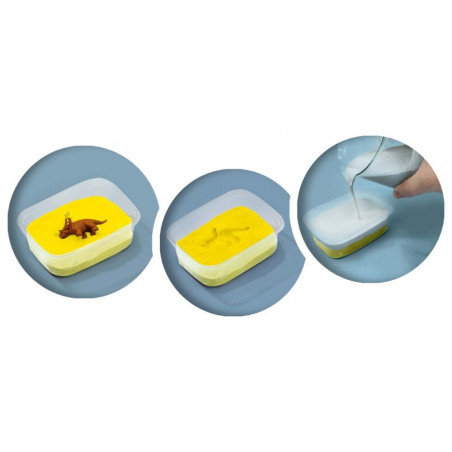 Drei Schritte: Spielzeugdinosaurier in Gel, halb bedeckt, dann wird weiße Flüssigkeit im Behälter darüber gegossen. Drei Schritte: Spielzeugdinosaurier in Gel, halb bedeckt, dann wird weiße Flüssigkeit im Behälter darüber gegossen.