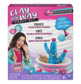 Vorderseite der Clay Your Way Bastelbox mit Mädchen, Tonprojekten und Werkzeugen. Für Kinder ab 8 Jahren.