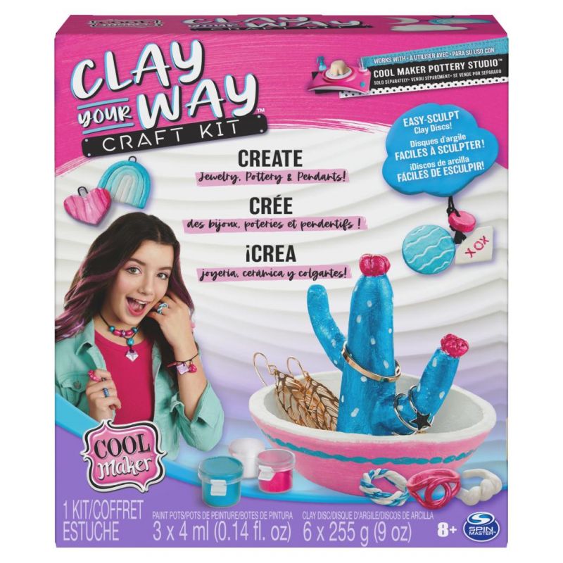 Vorderseite der Clay Your Way Bastelbox mit Mädchen, Tonprojekten und Werkzeugen. Für Kinder ab 8 Jahren. Vorderseite der Clay Your Way Bastelbox mit Mädchen, Tonprojekten und Werkzeugen. Für Kinder ab 8 Jahren.