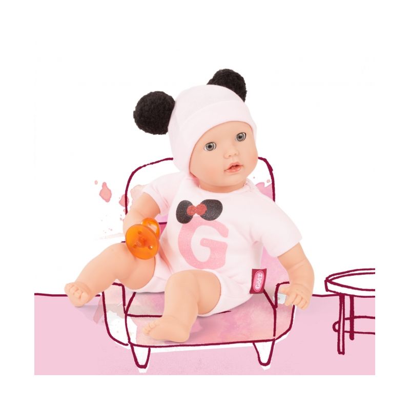 Eine Babypuppe mit weißer Mütze und schwarzen Ohren, pinkem Shirt und Schnuller sitzt auf einem gezeichneten Stuhl.
