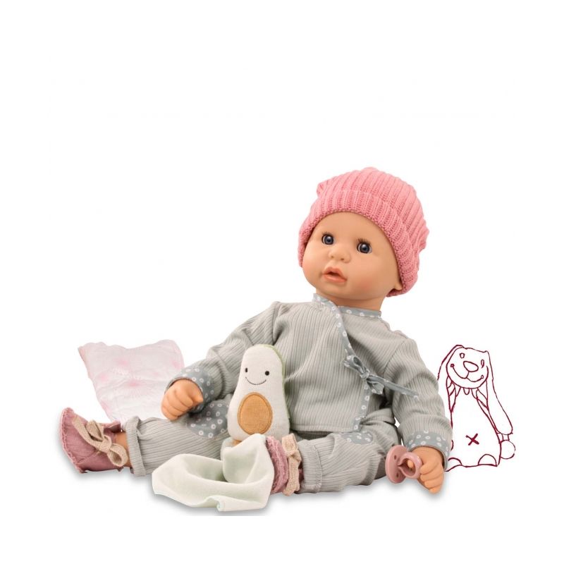Eine Babypuppe in grauem Pyjama und rosa Mütze sitzt mit Decke, Plüschtier und Schnuller.