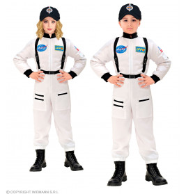 Zwei Kinder tragen weiße Astronautenanzüge, schwarze Stiefel und Mützen und stehen mit Händen in den Hüften.