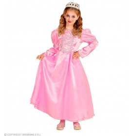Mädchen im glänzenden pinken Prinzessinnenkleid und Tiara, lächelt und hält die Seiten ihres Kleides fest.