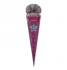 Lila Schultüte mit Punkten, Sternmotiv und grauem Stoff oben, mit rosa Schleife gebunden.