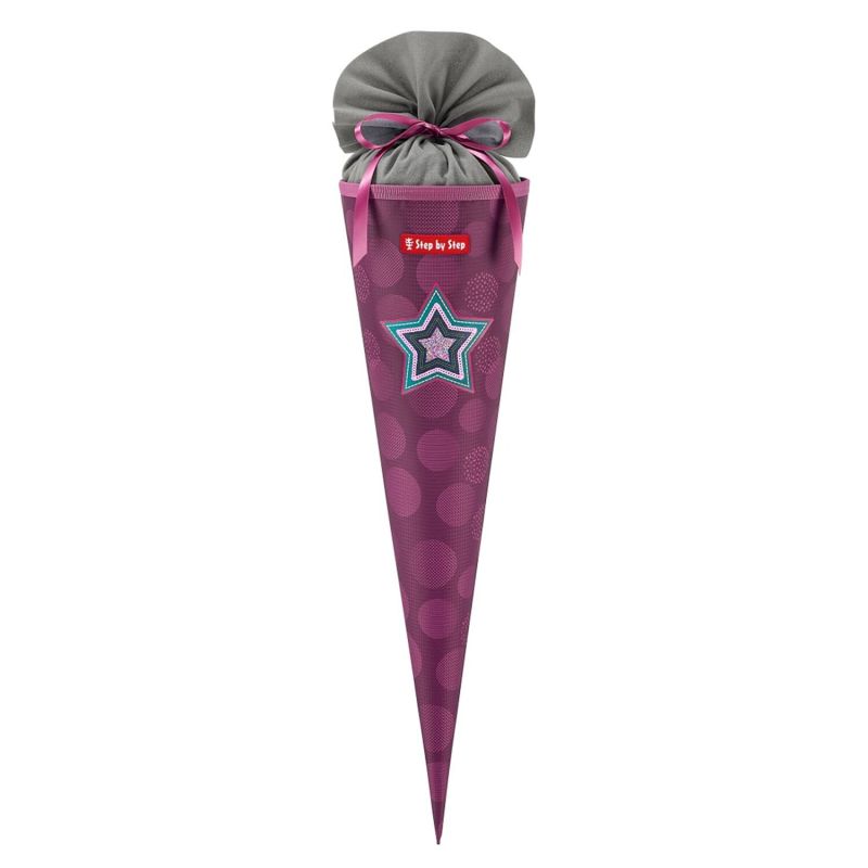 Lila Schultüte mit Punkten, Sternmotiv und grauem Stoff oben, mit rosa Schleife gebunden. Lila Schultüte mit Punkten, Sternmotiv und grauem Stoff oben, mit rosa Schleife gebunden.
