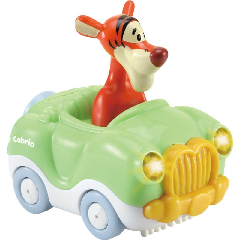 Tigger aus Winnie Puuh sitzt in einem grünen Spielzeug-Cabrio mit gelben Scheinwerfern. Tigger aus Winnie Puuh sitzt in einem grünen Spielzeug-Cabrio mit gelben Scheinwerfern.