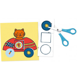 Eine Cartoon-Katze sitzt im Rennwagen, daneben liegen Schere und ausgeschnittene Papier-Räder.