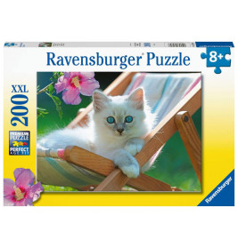 Ravensburger XXL-Puzzle Weißes Kätzchen, 200 Teile: Puzzle mit blauäugigem Katzenmotiv auf einem Liegestuhl.