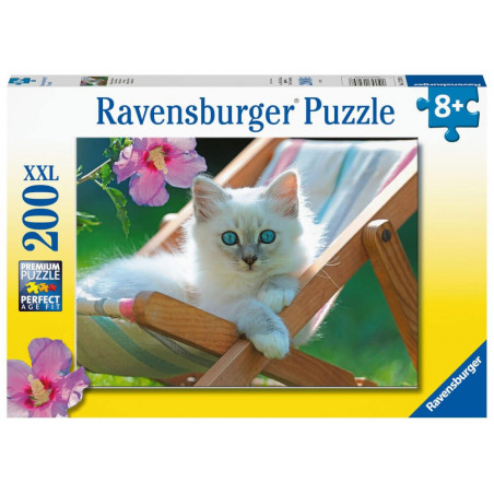 Ravensburger XXL-Puzzle Weißes Kätzchen, 200 Teile: Puzzle mit blauäugigem Katzenmotiv auf einem Liegestuhl.