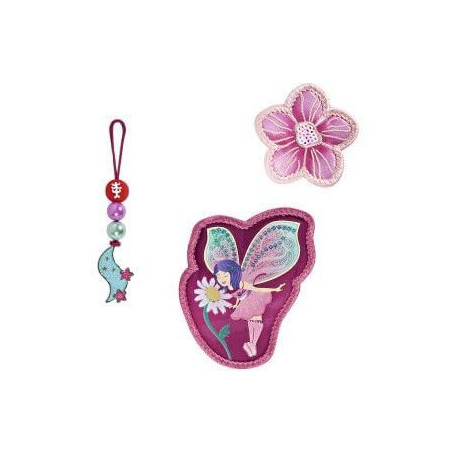 Eine rosa Blume, ein Feen-Patch und ein blauer Schlüsselanhänger mit Sternen auf weißem Hintergrund. Eine rosa Blume, ein Feen-Patch und ein blauer Schlüsselanhänger mit Sternen auf weißem Hintergrund.