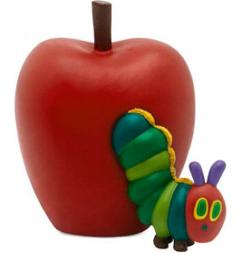 Eine bunte Raupe aus Knete liegt neben einem großen roten Apfel auf weißem Hintergrund.
