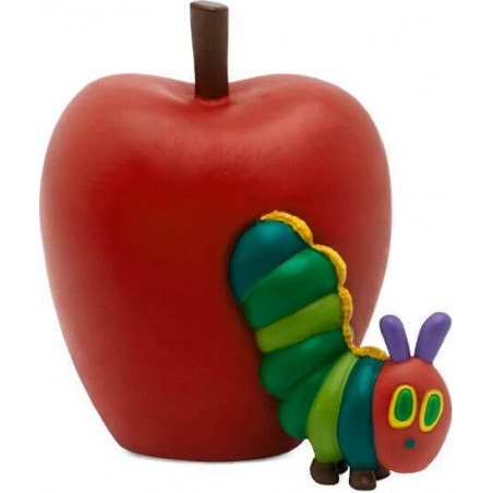 Eine bunte Raupe aus Knete liegt neben einem großen roten Apfel auf weißem Hintergrund.