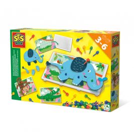 Bunte SES Creative Spielbox mit blauem Dinosaurier-Puzzle und Stecktafel für Kinder von 3-6 Jahren auf gelbem Hintergrund.