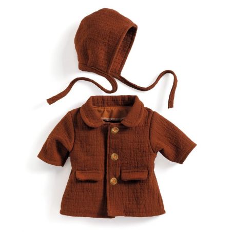 Braune Babyjacke mit Knöpfen und Fronttaschen, kombiniert mit passender Haube mit Bändern. Braune Babyjacke mit Knöpfen und Fronttaschen, kombiniert mit passender Haube mit Bändern.