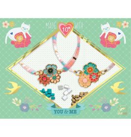 Schmuckset ab 10 Jahren mit Blumenketten, Perlen und bunten Katzen- und Vogelmotiven auf der Verpackung.
