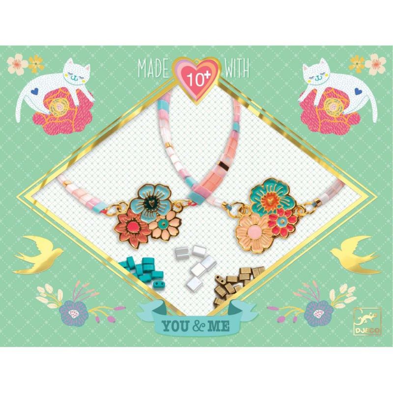 Schmuckset ab 10 Jahren mit Blumenketten, Perlen und bunten Katzen- und Vogelmotiven auf der Verpackung. Schmuckset ab 10 Jahren mit Blumenketten, Perlen und bunten Katzen- und Vogelmotiven auf der Verpackung.