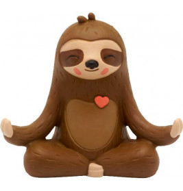 Süße Faulenzerfigur im Cartoonstil, sitzt meditierend im Schneidersitz mit kleinem rotem Herz auf der Brust.