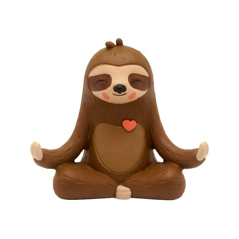 Süße Faulenzerfigur im Cartoonstil, sitzt meditierend im Schneidersitz mit kleinem rotem Herz auf der Brust.