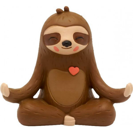 Süße Faulenzerfigur im Cartoonstil, sitzt meditierend im Schneidersitz mit kleinem rotem Herz auf der Brust.