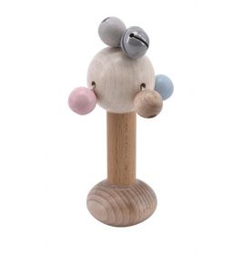 Holz-Babyrassel mit rundem Kopf, bunten Kugeln und kleinen Metallglöckchen auf naturbelassenem Holzsockel.