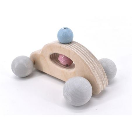 Holzspielzeugauto mit grauen Rädern, blauem Knauf oben und pinkem Inneren vor weißem Hintergrund. Holzspielzeugauto mit grauen Rädern, blauem Knauf oben und pinkem Inneren vor weißem Hintergrund.