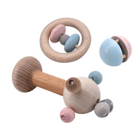 Drei Holz-Babyrasseln in Pastellfarben mit Ringen und Perlen in Rosa, Blau und Naturholz. Drei Holz-Babyrasseln in Pastellfarben mit Ringen und Perlen in Rosa, Blau und Naturholz.
