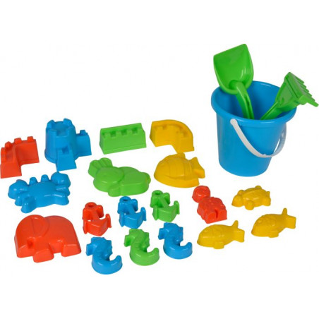 Bunte Plastik-Strandspielzeuge mit blauem Eimer, grünen Werkzeugen und Tierformen auf weißem Hintergrund.